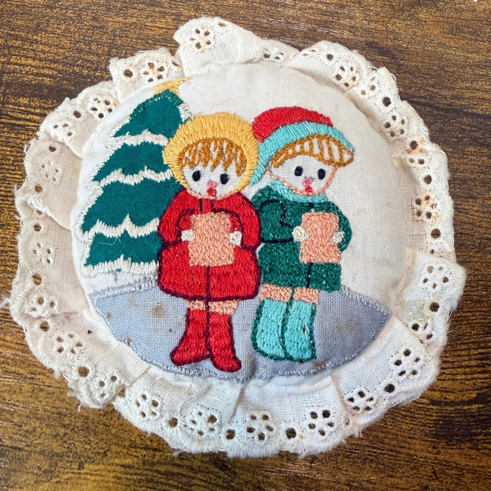 Vtg Hand Embroidered Christmas Carolers Ornament Eyelet Lace 4" Pin‎ Cushion